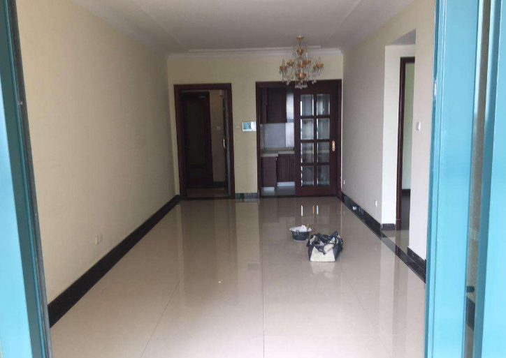 「」婚房被人砸成废墟,女子进门后懵了,装修队:不好意思,砸错房了