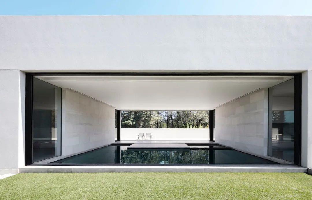 |土豪砸下2个亿，打造5500㎡别墅，前有庭院，后有海景，太美了