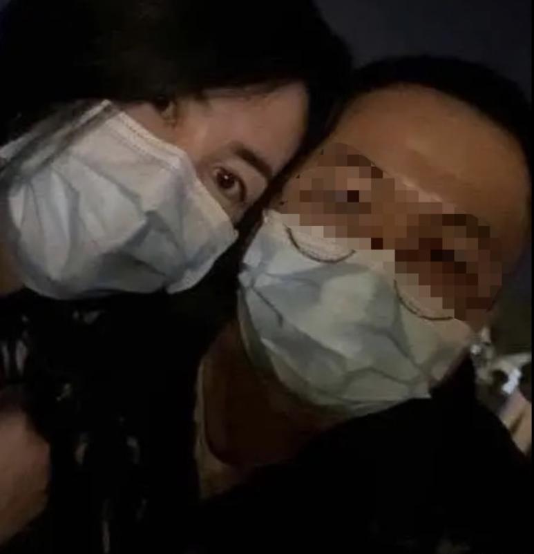 王菲|51岁还叫少女？王菲只是装的年轻，摘下口罩也是普通老人！