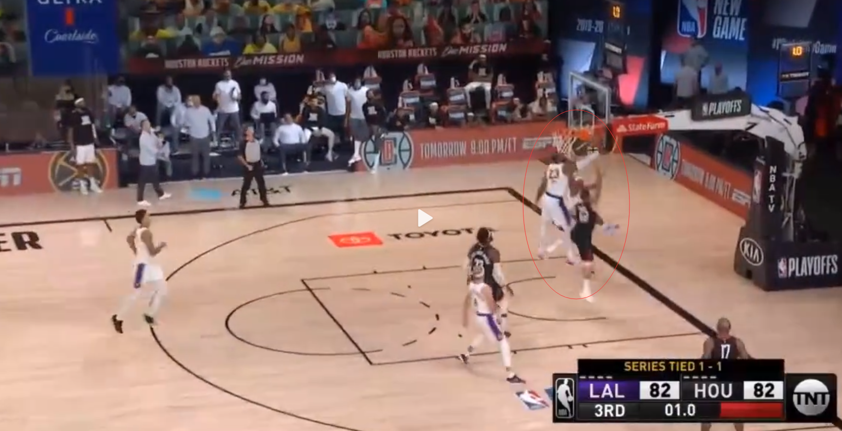 勒布朗·詹姆斯|剩1.8秒，小里弗斯晃过詹姆斯准备上篮，1秒后 湖人球迷：天哪！