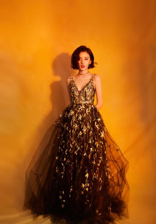 #长裙#有种变美叫长大后的宋祖儿，穿金叶长裙性感大气，短发红唇真女人