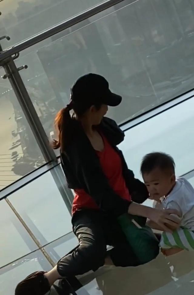 蔡少芬|蔡少芬母子躺玻璃栈道，小乐儿被吓得大哭，娘娘吐舌头偷笑