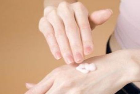 |精华液早晚都得擦？一问美容师，好多人弄错，皮肤变差还浪费钱！