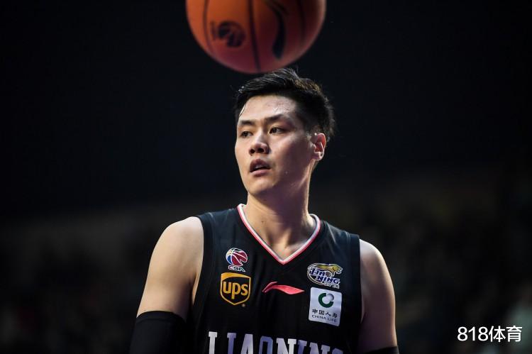 贺天举|玻璃人! 贺天举训练中右手骨折, 将长期缺阵, 曾与郭艾伦拍蛋糕骨折