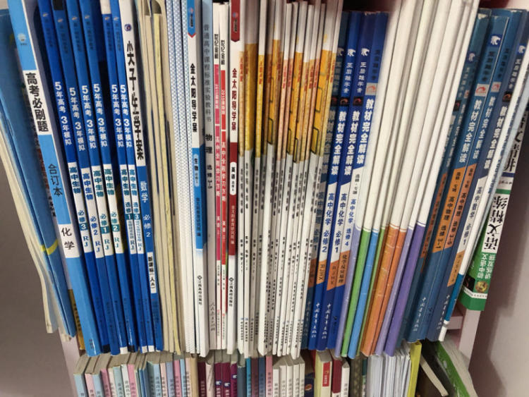 「书店」尴尬!一家长举报教师指定书店购买教辅资料,竟被其他家长指责!