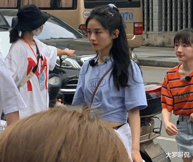 『赵丽颖』赵丽颖刚出超市就被认出，路人立马拿起手机拍照，生图暴露真实颜值