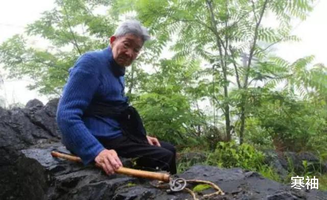 乙肝@94岁老人住活人墓，睡棺材，修墓花了26万，墓内安装五道防盗门