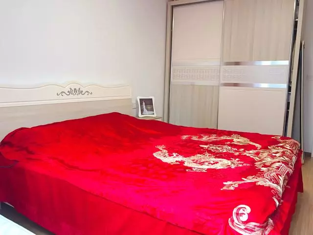 @晒晒新房，全屋铺木地板特别有档次，电视墙漂亮极了，家人很喜欢