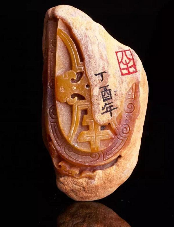 雕刻|已被挖空的大马坎敞口翡翠原石，为什么这么受雕刻大师所喜爱呢？