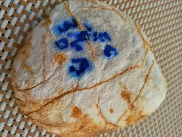 [翡翠]惊奇！小伙硬着头皮买了一块满身裂纹的赌石，一刀下切，价值暴涨！