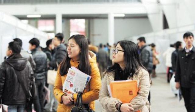求职|大学生毕业，是参加校园招聘还是自己找工作，这样决定才不吃亏