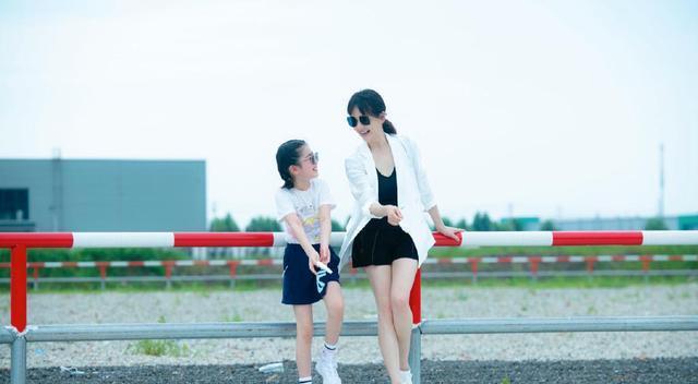 粉色|左小青扮嫩有一套，身穿粉色运动装活力满满，对镜头凹造型太少女