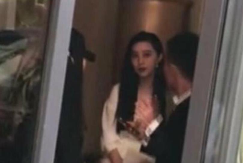 [范冰冰]范冰冰大门口被偶遇，被路人抓拍下生图，网友：换成你们，敢要