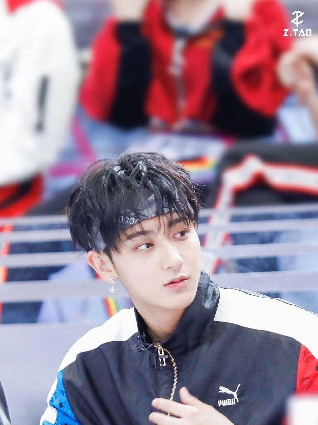 发带■连他也开始凹造型了