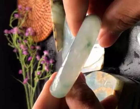 [翡翠]10000淘的莫西沙原石，冰种手镯没切出来，却没想到有了意外之喜！