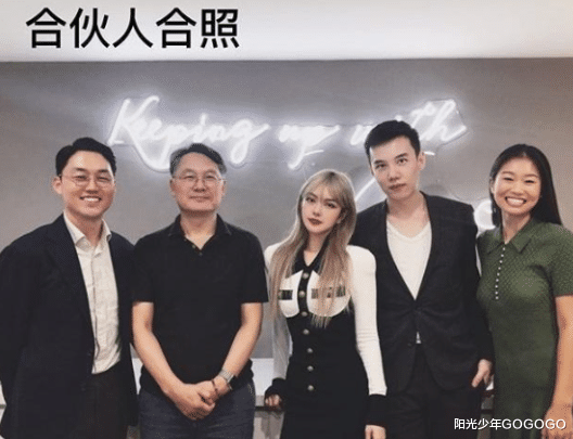 周扬青|周扬青分手后专心创业，晒出与合伙人照片，能力远远超出罗志祥