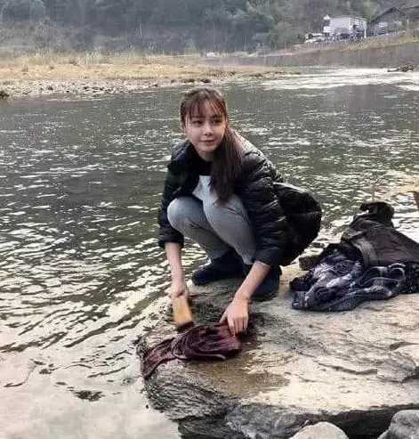 李沁|当红明星回到老家都什么样?网友: 活该他这么红!