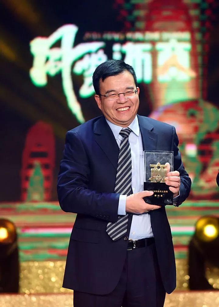 卖掉5套房创业，穷到睡地板，现在身家212亿