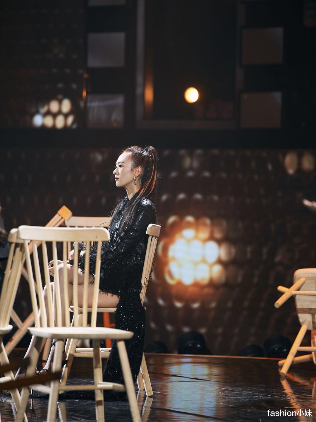 童瑶|童瑶大胆尝试烟熏妆,漂染高马尾,帅气当中带着几分优雅