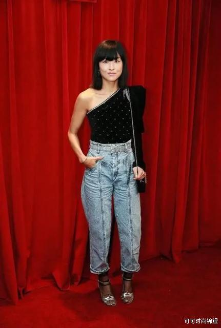 「发型」陈奕迅携妻子亮相，徐濠萦身穿长裙满身贵气，发型“狂野”很随夫