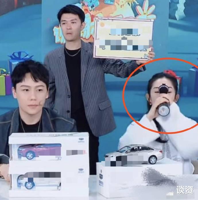 谢娜|谢娜直播状态差，趴桌子上不说话靠刘维硬撑，被疑孕吐