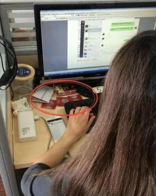 小姐姐|姑娘赶紧把这么尴尬的东西拿走吧，放在办公室里多丢人