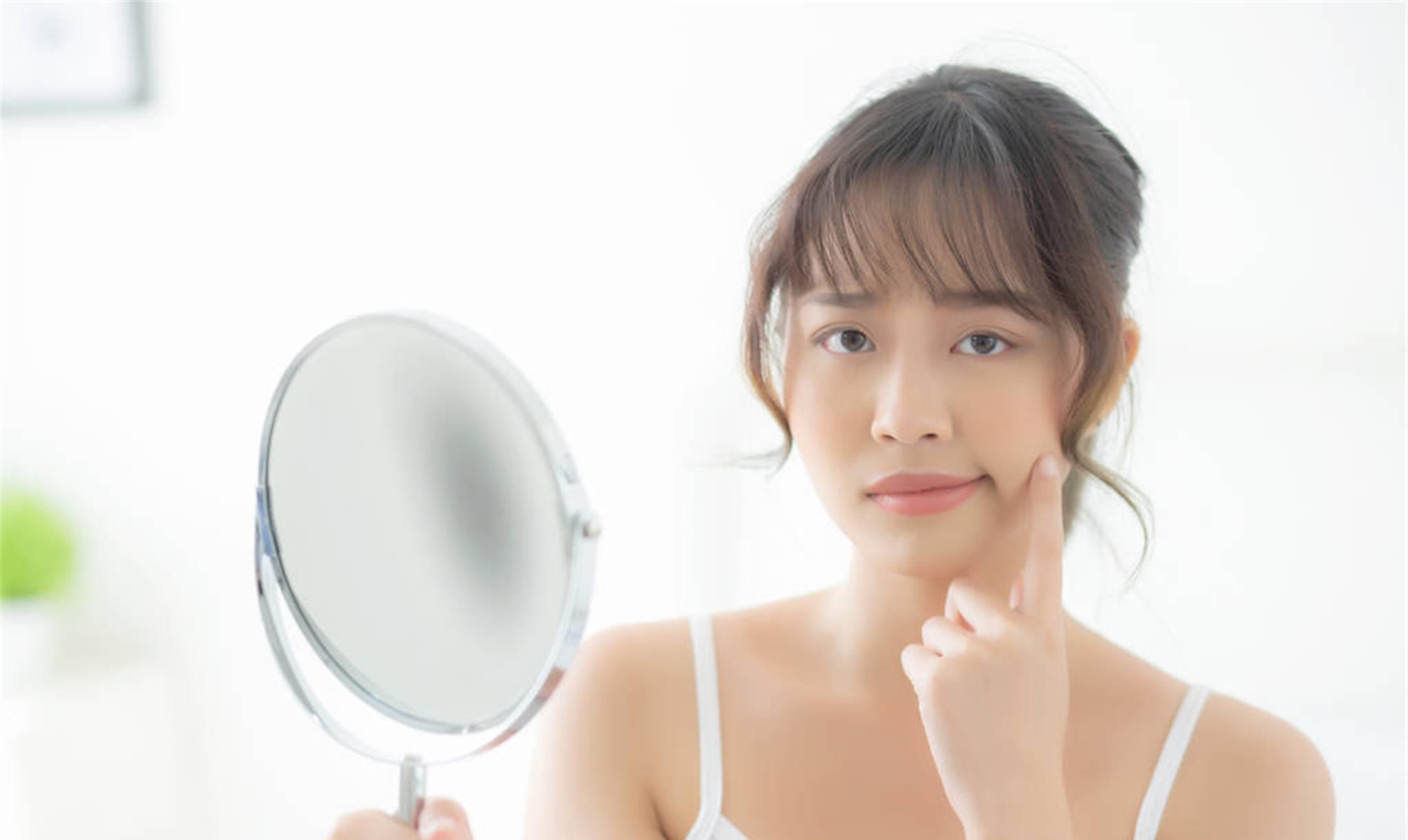 『肝脏』经常熬夜的人，脸上若有4种“迹象”，可能是肝病登门拜访