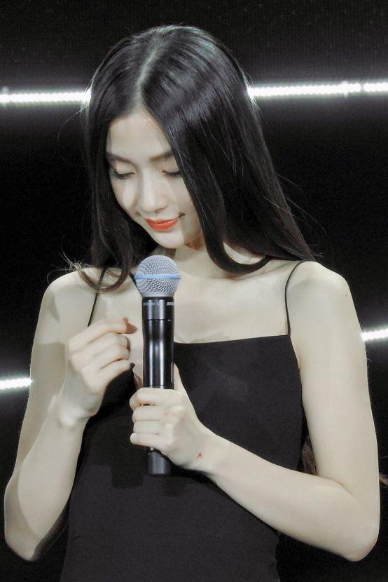 『Angelababy』baby三根线撑起吊带！全程都用话筒挡着，放下时全场男粉丝沸腾了