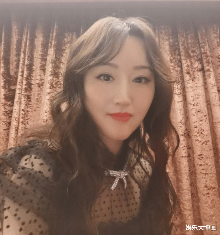杨钰莹|49岁的杨钰莹为何嫁不出去？看到她的这些照片后，网友：这谁敢娶啊？