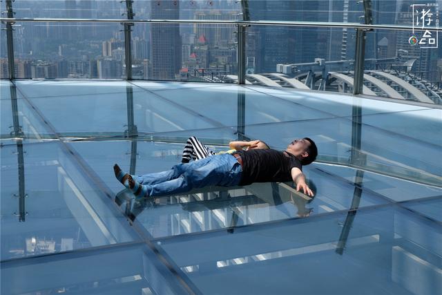 重庆▲180元的重庆来福士探索舱，加20元可升级VIP“插队”，你愿意吗？