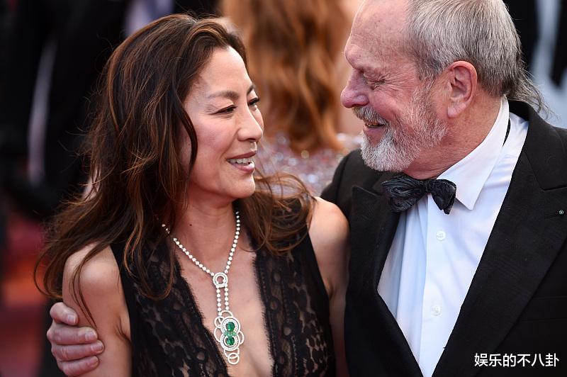 「张东升」她是好莱坞最贵的华人女星，长得丑却为钱拍“风月片”，没有结婚儿子是代孕