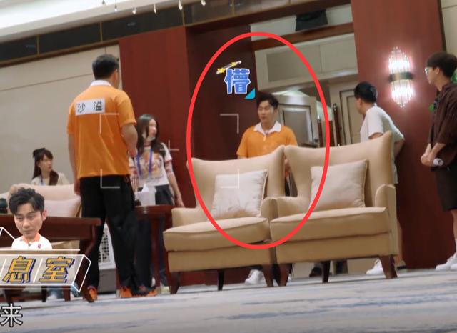 #二郎腿#《跑男》特殊机位拍摄嘉宾反差大：baby跷二郎腿，他腕儿最大！