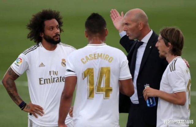 皇家马德里■皇马19岁妖星奇葩失误！穿裆羞辱库尔图瓦 立刻被齐达内换下