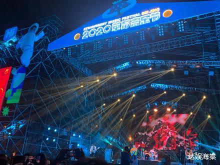 五条人|51岁王菲活得洒脱，现身音乐节蹦迪玩到嗨，却犯了常人都会犯的错