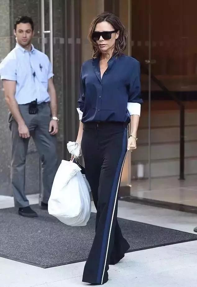 穿衣搭配|法国夫人真调皮！高跟鞋不穿拿手里，让小25岁老公扶着她下楼梯
