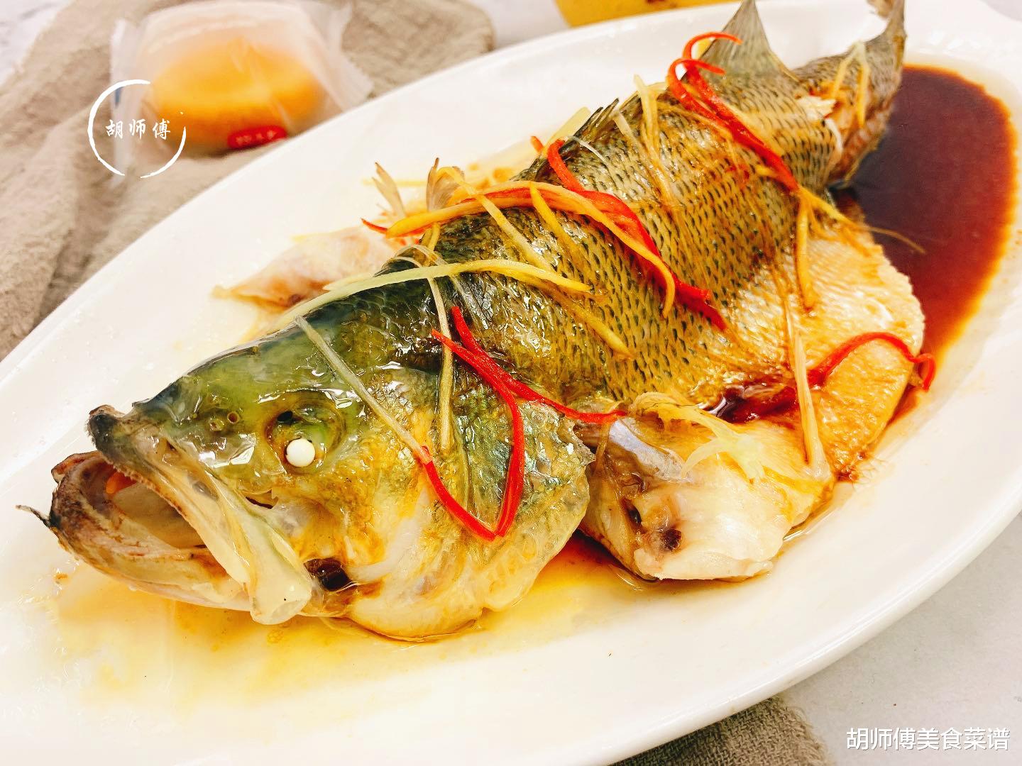 蒸鱼|蒸鱼时,放盐还是放酱油?都不放!广州人教你正确做法,又鲜又嫩