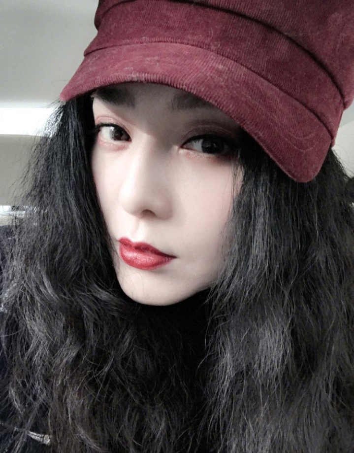 「范冰冰」范冰冰登内地杂志封面,黑长直发量惊人,她为了护发真是够拼的了