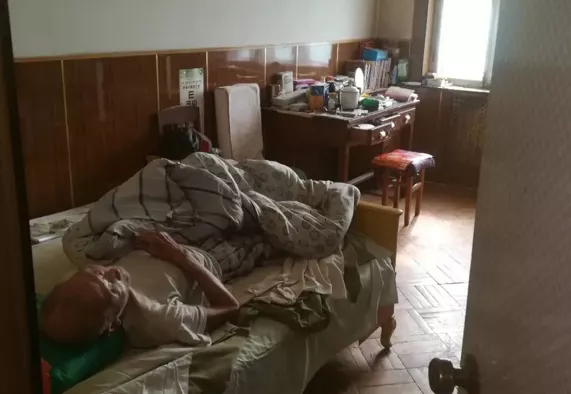 ?天天正能量官方|八旬独居老人在家4天毫无动静，送报员打开门的瞬间就哭了……