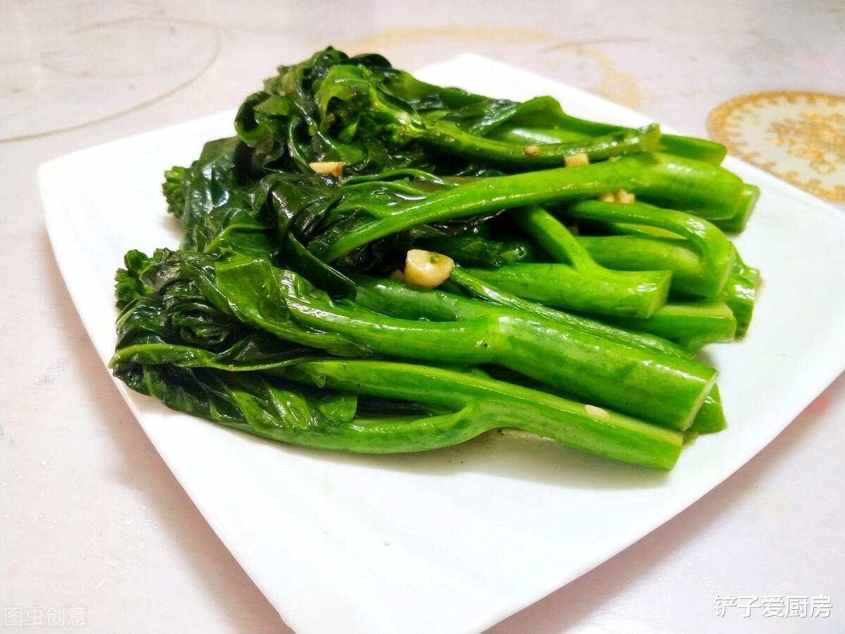 青菜|炒绿叶青菜时，到底要不要焯水？教你烹饪方法，青菜翠绿好吃