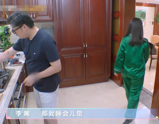 李湘|李湘王岳伦见完医生回家，王导做晚饭，看李湘在干啥？难怪不会瘦