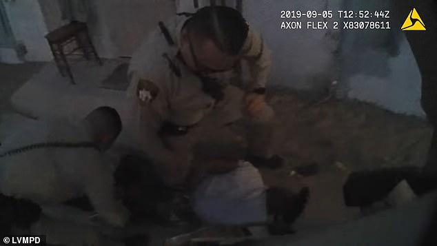 警察■黑人男子违反交规被多名警察按地上，17次求饶无法呼吸最终死亡