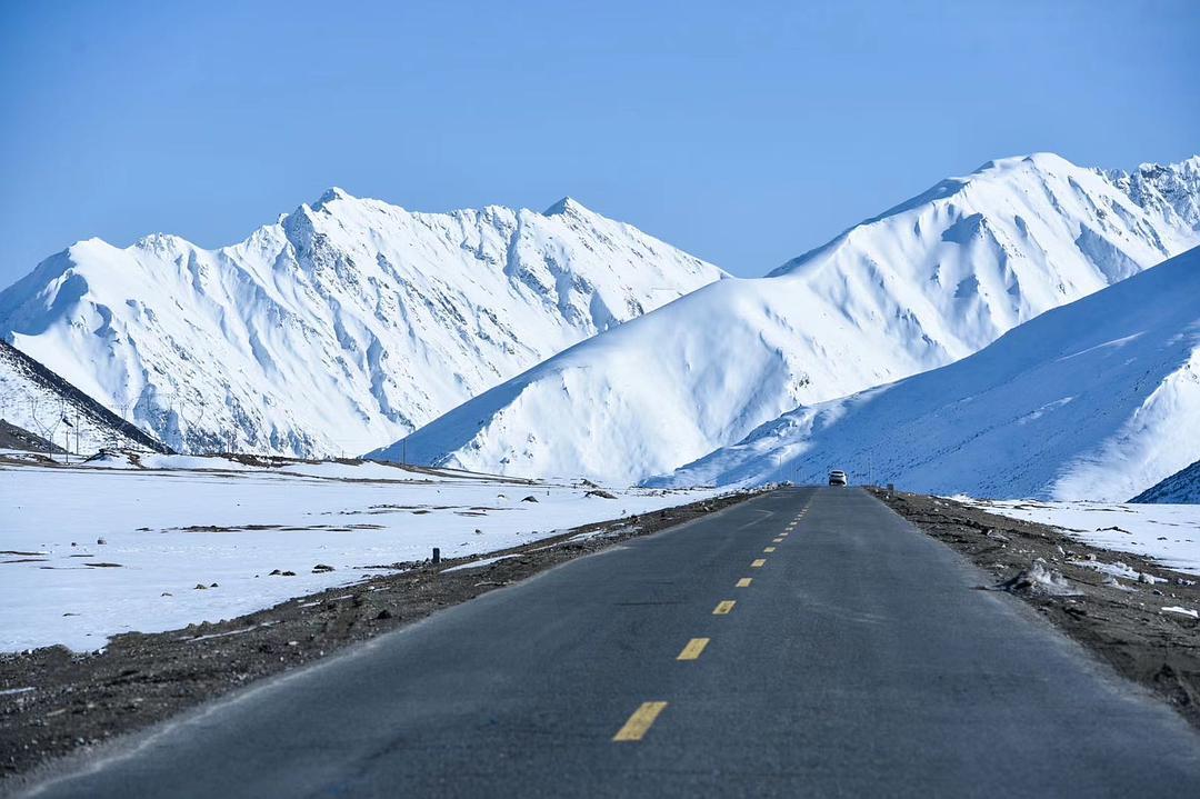 川藏公路 川藏线上那么多被遗弃的豪车，为何没人捡？当地人：谁捡谁吃亏