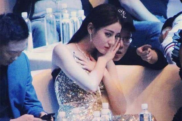 迪丽热巴|热巴在机场不小心摔坏粉丝手机，脱口而出一句话，粉丝都懵了