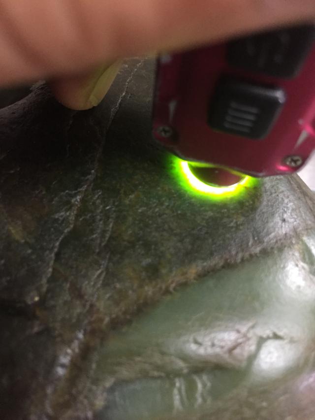 和田玉籽料▲一块奇怪的和田玉籽料原石