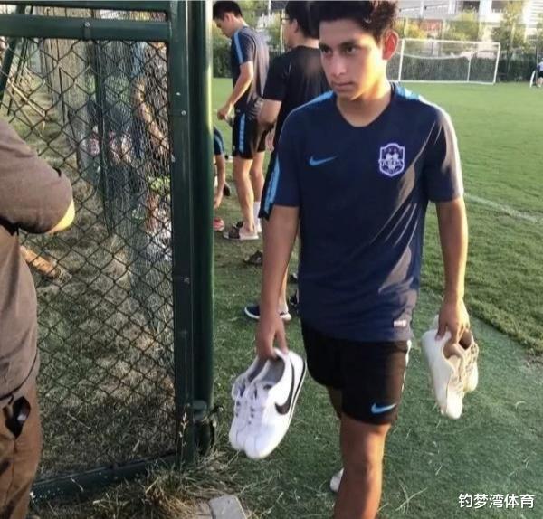 中超|签约4年，归化小将正式加入中超泰达，看似美好却充满风险的引援