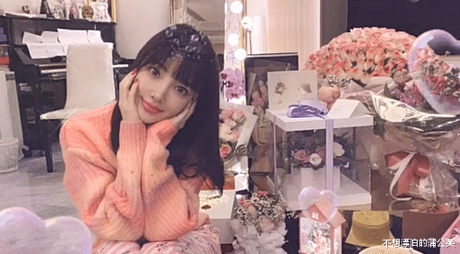 李小璐|李小璐晒一桌子礼物，甜馨搂着妈妈显乖巧，谁注意贾乃亮？太现实了