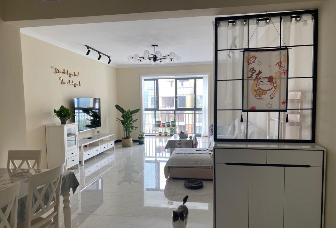 【】越来越多人不做吊顶，不做电视墙，看看她家装修，简约又漂亮！