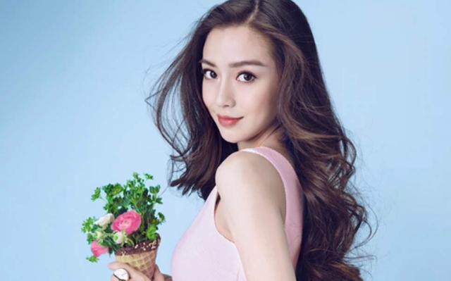 李连杰|李连杰成龙合起来的片酬都没她高？演技却很烂，走路也算钱吗？