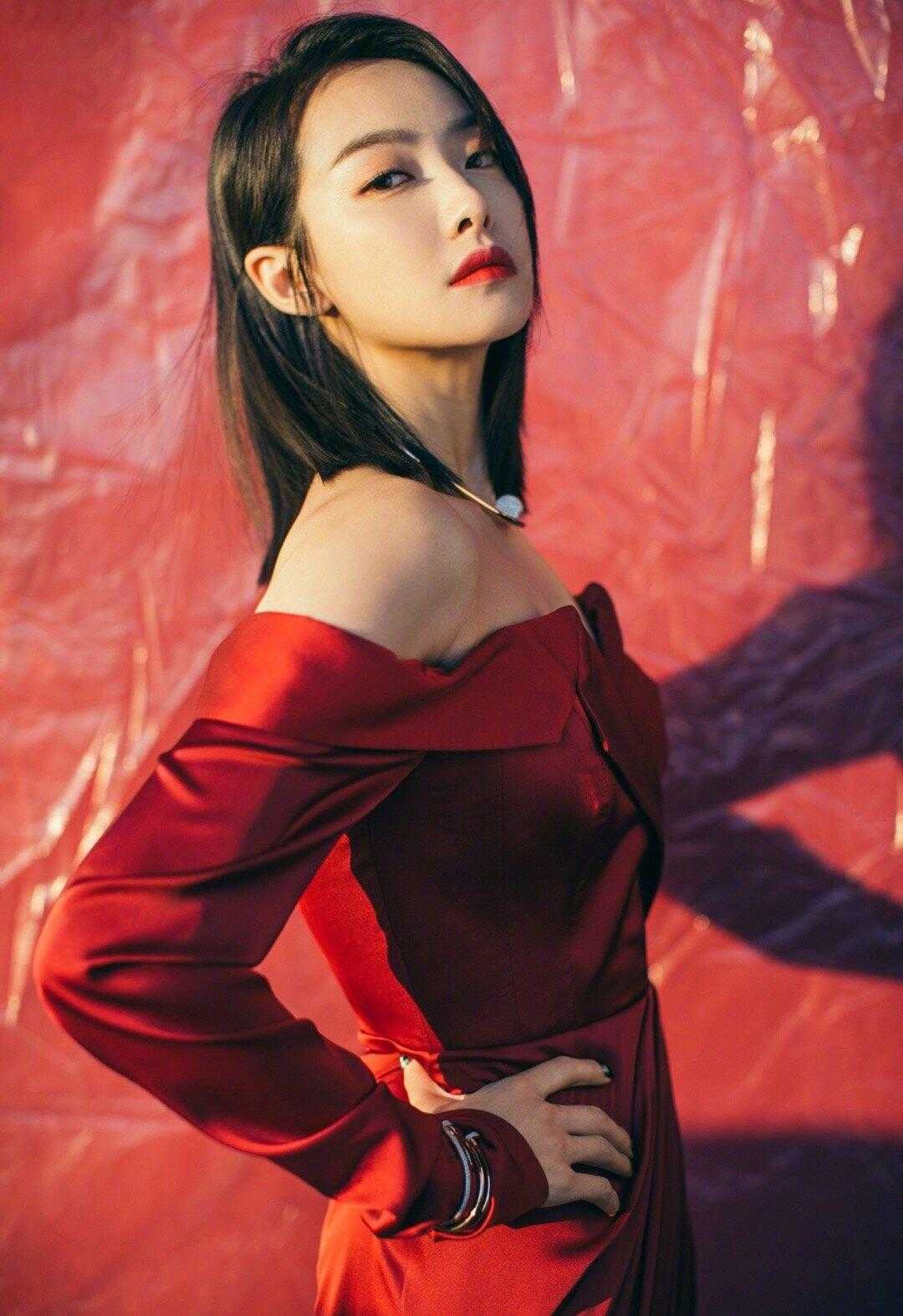 『宋茜』宋茜穿真胆大，穿黑色薄纱杀你搭配牛仔喇叭裤，性感又高级