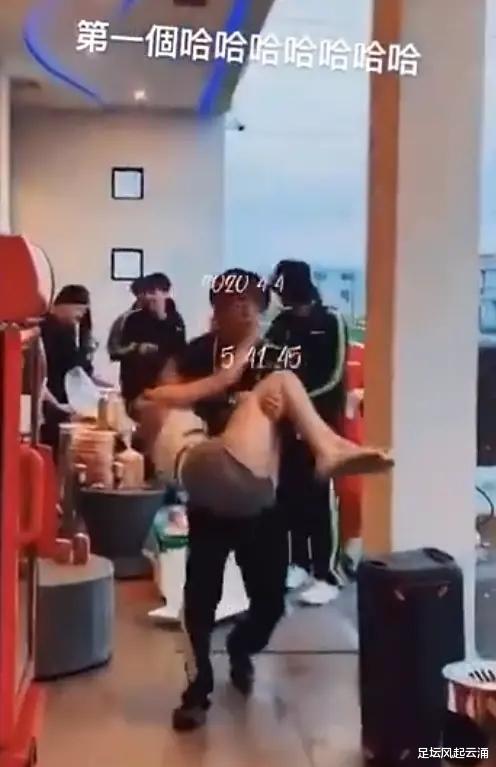 「罗志祥」媒体称泳池轰趴派对后 多名女生去医院做体检 罗志祥玩得太火了